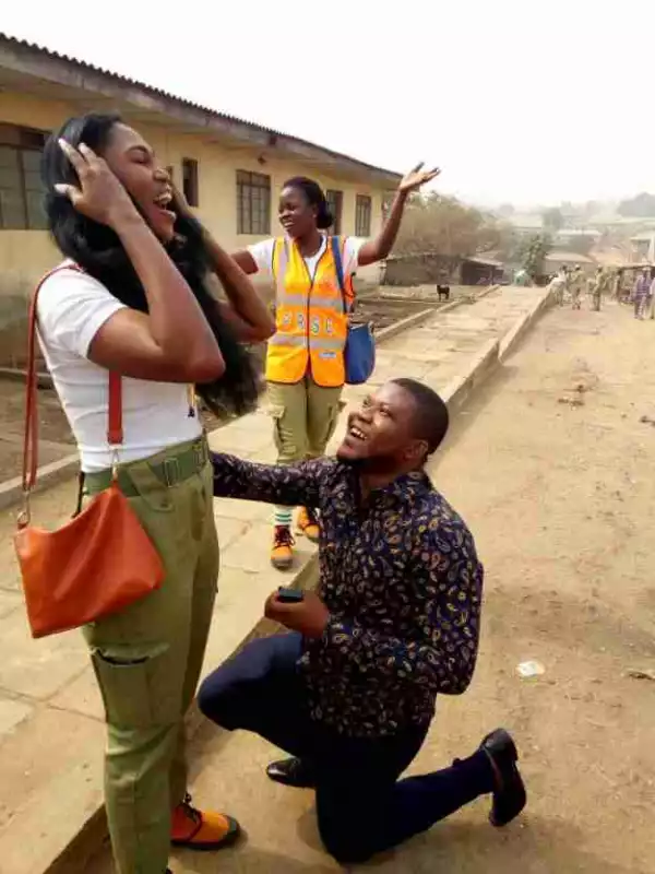 Man From Lagos Proposes To His Corper Girlfriend In Oyo (Photos)